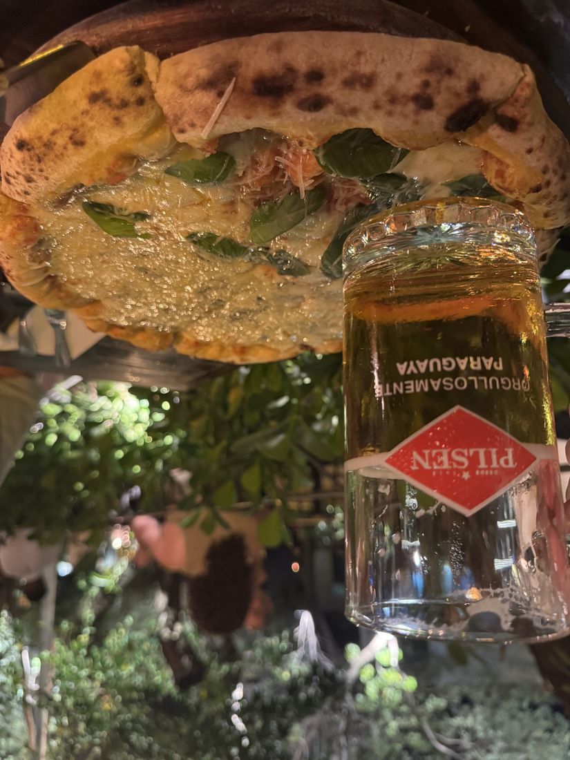 El momento en que la idea de Tapé se materializó, con pizza y cerveza paraguaya