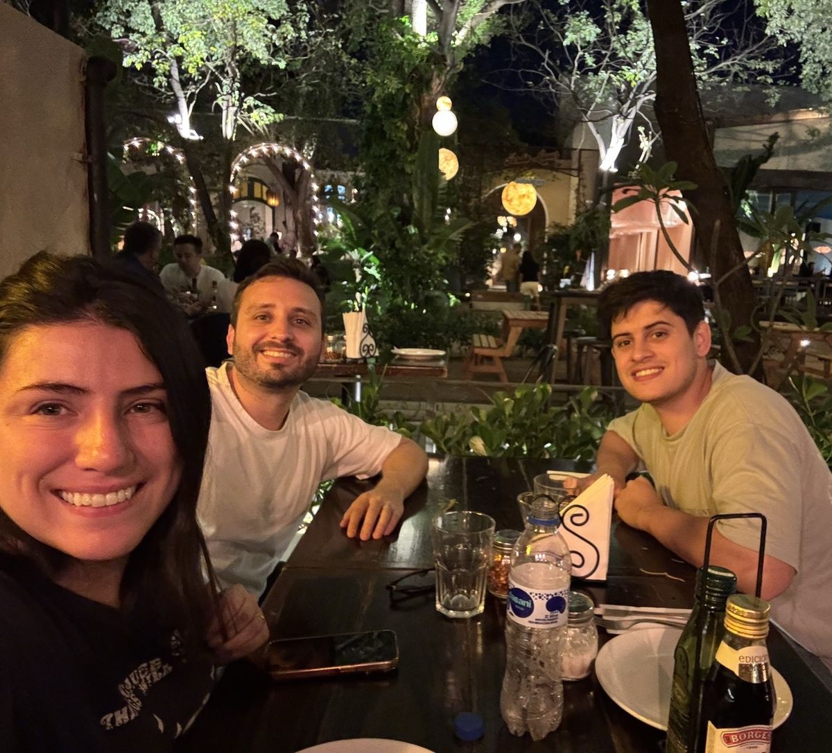 El equipo de Tapé durante una cena de trabajo en Paraguay